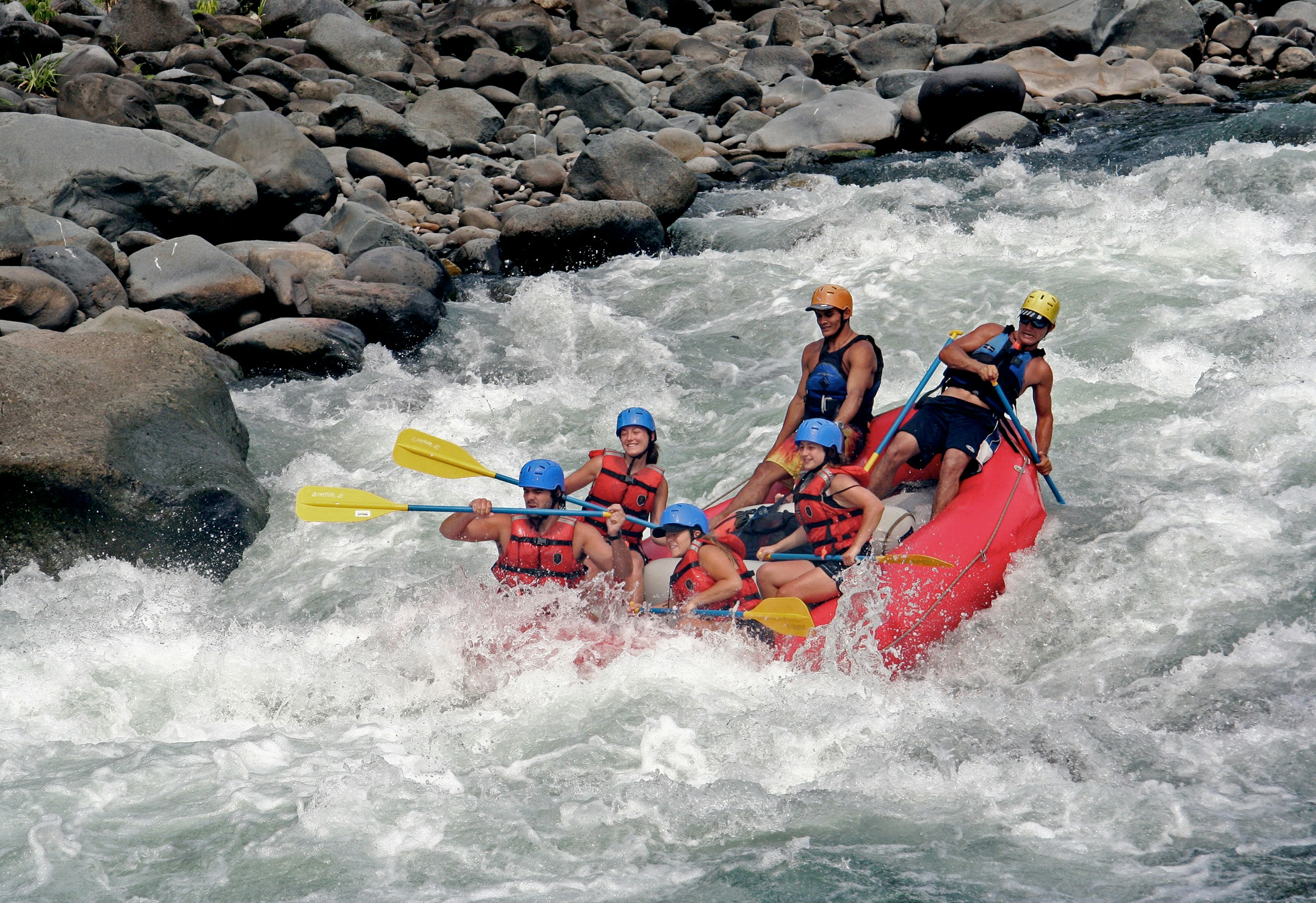Delle persone che fanno rafting
